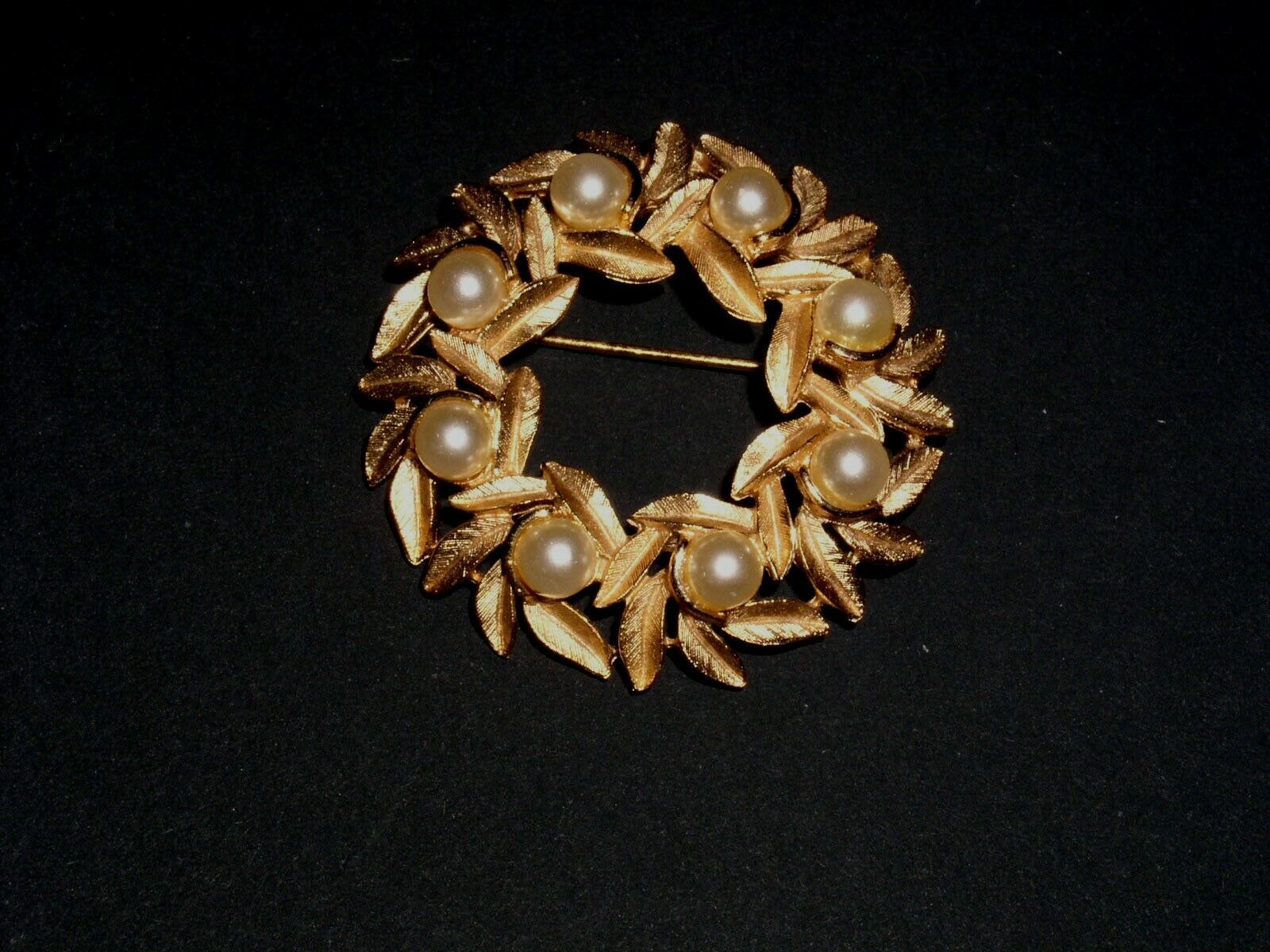 Primary image for Avon Pearl Gold Wreath Brooch Costume Jewelry Vintage 1950's 1960's