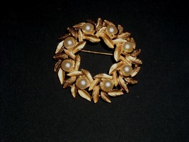 Avon Pearl Gold Wreath Brooch Costume Jewelry Vintage 1950&#39;s 1960&#39;s - $14.99