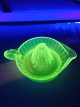 Vintage Uranium Vaseline Glass Juicer Spout Reamer Depression Green Glow - £15.69 GBP