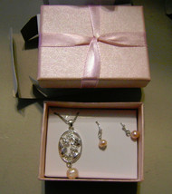 Avon Sunshine Freshwater Pearl Gift Set  Necklace and Hook Type Earrings - £15.02 GBP