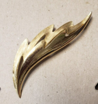 Vintage Signed Crown TRIFARI Leaf Pin Brooch Gold Tone Ornate - £15.23 GBP