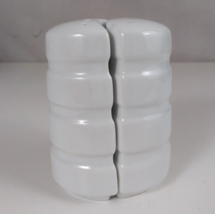 Fitz &amp; Floyd Yin Yang White Ribbed Ceramic Salt &amp; Pepper Shakers Japan - $199.57 MXN