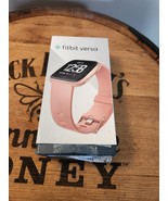 Fitbit Versa Fb504 Activity Tracker Pink Small Band Smartwatch - $658.58 MXN