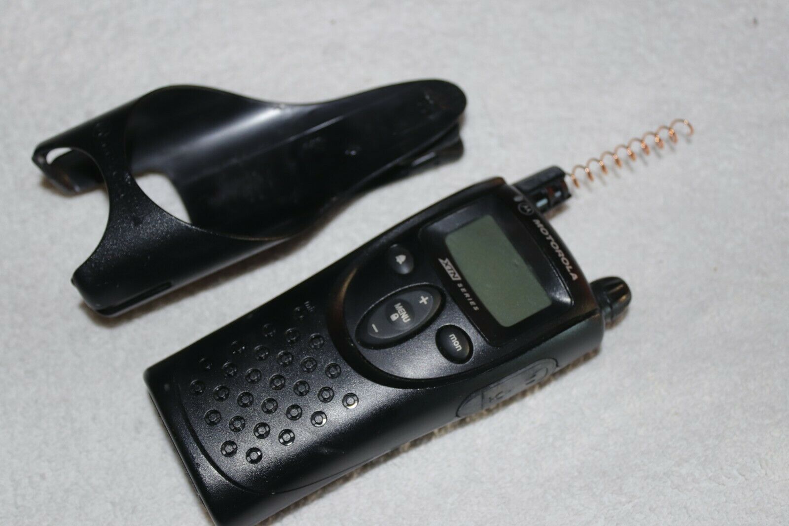MOTOROLA 2 Way Radio XTN Series XU2100 RADIO USED- PLASTIC MISSING ON AN... - $35.34