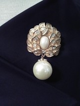 VINTAGE GOLDEN PIN BROOCH LEAFY WREATH W/ LARGE FAUX PEARL DROP &amp; RHINES... - £24.99 GBP