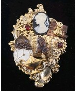 Scripture Wear Brooch Cameo Gold Tone Praying Hands Bible 2.5&#39;&#39; - $470.60 MXN