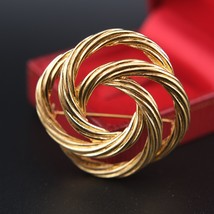 Vintage signed Monet gold tone twisted knot brooch - $372.63 MXN