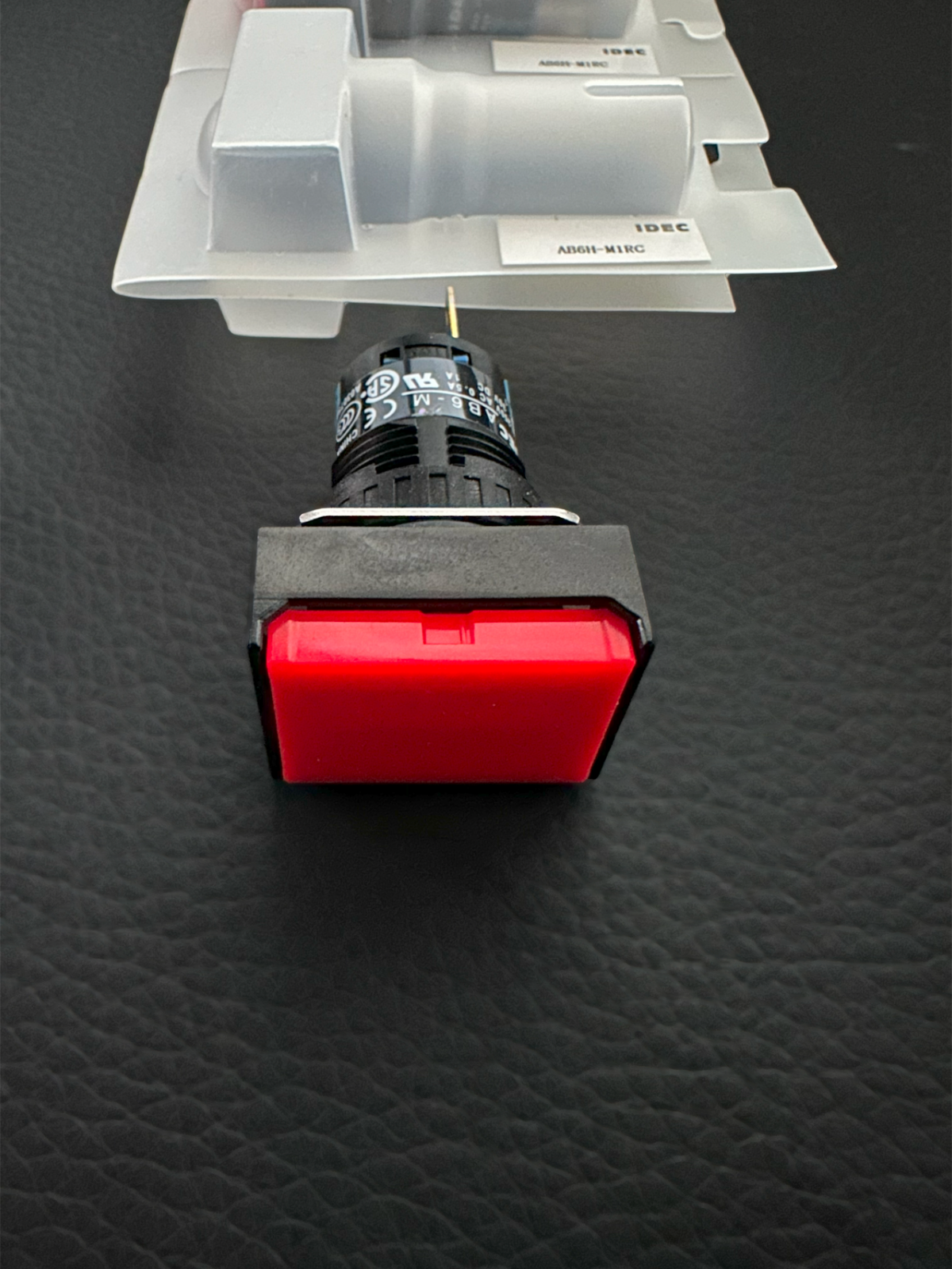 AB6H-A1WC IDEC Rectangular Red Push Button Switch Momentary IP40 3Pin - $10.00