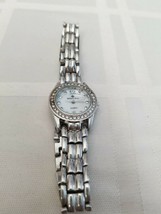 Bella &amp; Rose ladies silver tone bracelet watch - $219.45 MXN