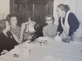 1950&#39;s PHOTO LADIES AT DINNER TABLE 5x7 VINTAGE PHOTO BABY IN HIGH CHAIR - €5,52 EUR