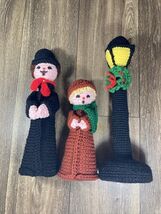 Handmade Crocheted Christmas Holiday Carolers w Lamppost - $466.05 MXN