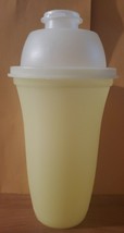 Tupperware Quick Shake Mixer Blender 16oz Yellow With Pour Spout Lid #844-14 VTG - £14.23 GBP