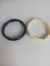 Vintage Black And Ivory Twisted Design Bangle Bracelet 2 Count - $153.45 MXN