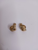 Vintage Monet Clip On Small Knot Earrings Gold Tone .75&quot; - $145.74 MXN
