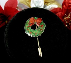 WREATH Christmas Stickpin Vintage  Pin Brooch Goldtone Enamel Red Bow Winter - £10.54 GBP
