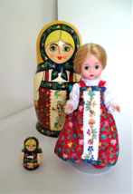 1999 Alexander 8&quot; Russia Girl w/ Russian Matroyoshka Dolls &amp; Box - £46.65 GBP