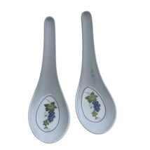 Melamine Asian White Ceramic Soup Spoons With Grapevine Design Set - $16.06 CAD
