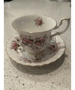 Royal Albert Lavender Rose Footed Gold Trim Teacup and Saucer Set - €15,80 EUR