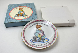 Joan Walsh Anglund &quot;A Mother Is Love&quot; Mother&#39;s Day Plate 1987 - Avon 5-1/8&quot; Dia. - £5.27 GBP
