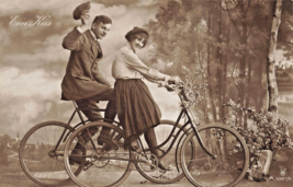 Een KUS-A KISS-MAN &amp; WOMAN-ROMANCE On Bicycle Photo Postcard - £5.44 GBP