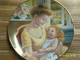 Avon &quot;A MOTHER&#39;S LOVE&quot; Mother&#39;s Day 1995 trimmed in 22k gold Collectible Plate - £7.22 GBP