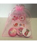 2023 Los Angeles Comic Con Booth 3 Strawberry Shortcake Buttons &amp; Stickers - $216.86 MXN