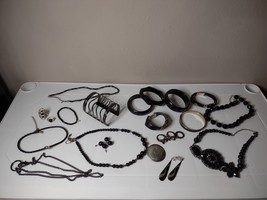 Over 20 Pieces Of Black And Dark Jewelry - £27.97 GBP