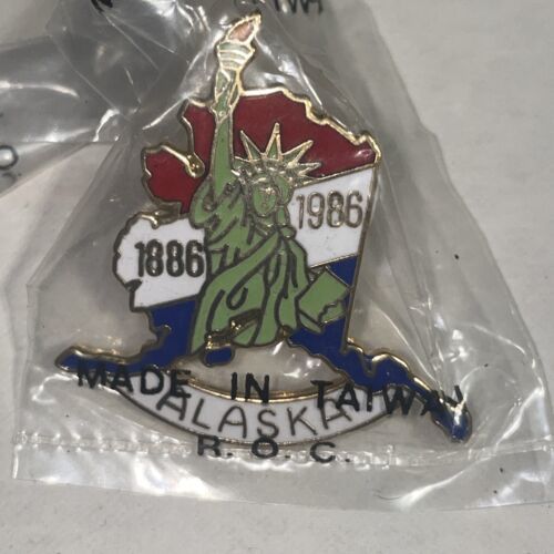 ALASKA STATE MAP STATUE OF LIBERTY CENTENNIAL 1886-1986 TRAVEL PIN - $4.95