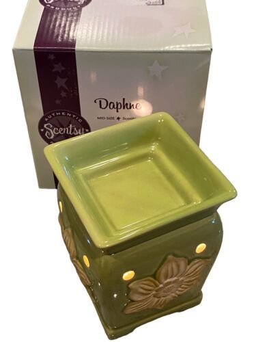 Scentsy 5" Warmer Green 3D Flower Daphne Mid Size MSW DAPH Pre-owned - $11.83