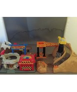 2 Micro Machines Playsets (Emergency Center &amp; Construction) No Cars  - $149.55 MXN