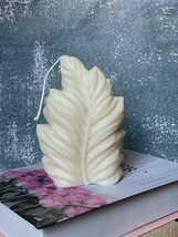 Elegant Soy Wax Feather Candle in Minimalist Design - $892.06 MXN - $1,171.54 MXN