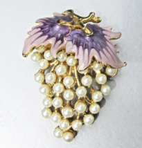 Pretty Vintage Imitation Pearl &amp; Enamel GRAPE Bunch Gold Tone Pin Brooch - $12.62