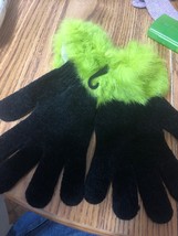 Women Gloves - $133.25 MXN