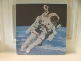 New Spaceman Astronaut 550 Piece Jigsaw Puzzle Hoyle Kennedy Space Cente... - $26.72