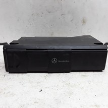 03 04 05 06 07 Mercedes-Benz C Class CD changer with magazine ID 2208274... - $1,399.85 MXN