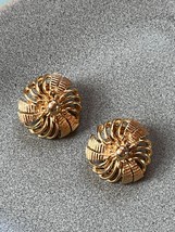 Vintage Lisner Signed Etched Openwork Goldtone Pinwheel Circle Clip Earrings –  - £13.18 GBP
