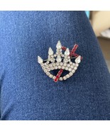 Vintage King Queen Royal Crown Red &amp; Clear Rhinestone Cross Brooch Pin - $855.30 MXN