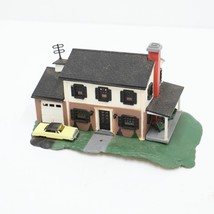 N Scale Two Story House with Car Bachmann 7204 Model Train Layout Scenary - $30.00