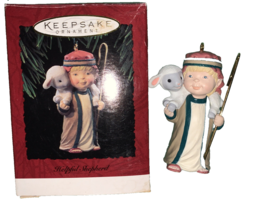 1994 Helpful Shepherd Lamb Christmas Ornament Hallmark Keepsake - $146.41 MXN