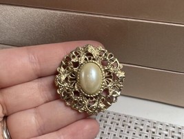 VTG Gold tone Brooch Pin w/ Faux Pearl - $146.58 MXN
