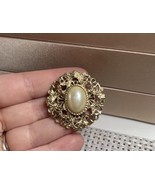 VTG Gold tone Brooch Pin w/ Faux Pearl - $146.35 MXN