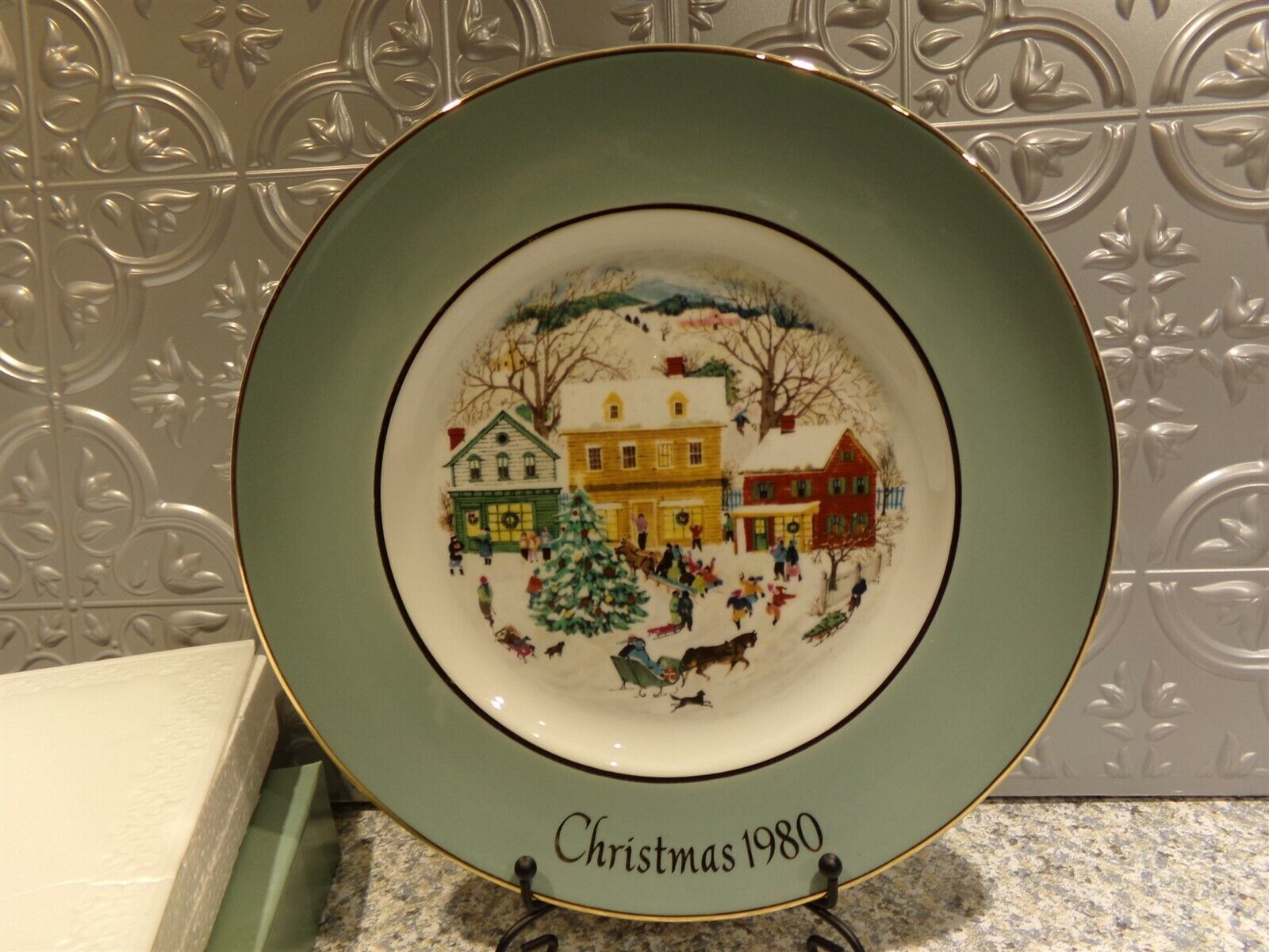 Country Christmas 1980 Avon Collector Plate by Enoch Wedgwood w/ Box - $17.99