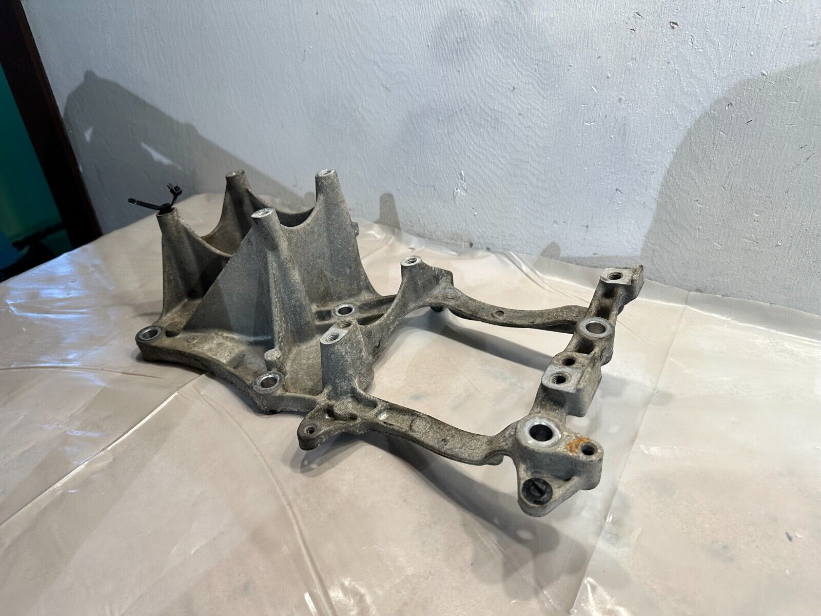 2009 Detroit Diesel DD15 Engine Alternator Bracket A4721550335 OEM - $88.48