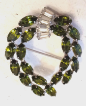 B David Pin Pine Green Navette Crystal Baguette Rhinestone Holiday Wreath Brooch - £31.50 GBP