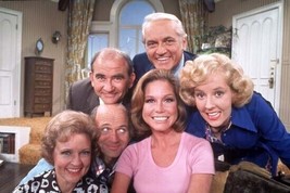 Mary Tyler Moore Show Mary Ted Lou Murray Sue Ann Georgette in apt 4x6 photo - £5.40 GBP