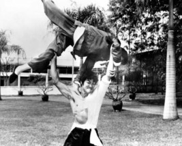 Bruce Lee lifts assailant in the air 1972 Fists of Fury 8x10 inch photo - £7.79 GBP