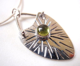 Peridot Leaf Style Accents 925 Sterling Silver Pendant Corona Sun Jewelry - £9.00 GBP