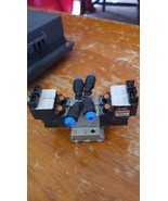 Carino Lotto Da 2 SMC Solenoide Valvola W/ Unità Base Pneumatico #NVJ3220 - $63.96 CAD