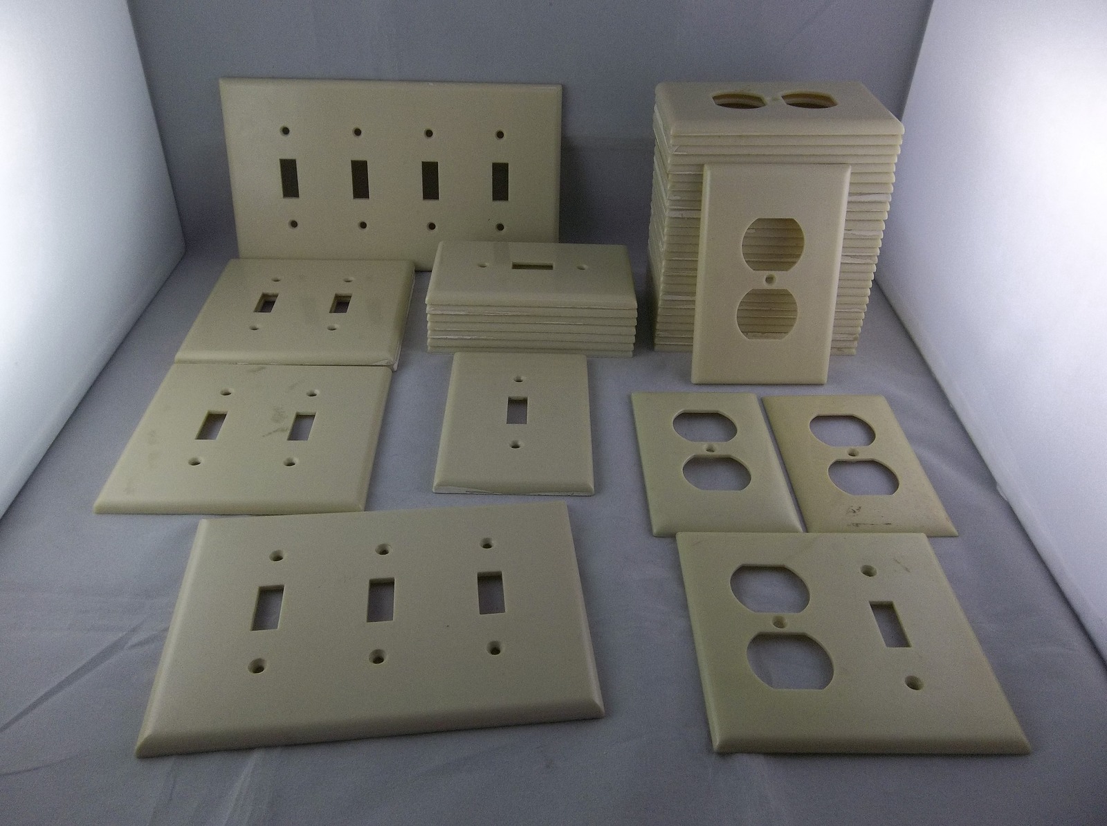 Lot Of 44 Beige Ivory Leviton Electrical Outlet Light Switch Wall Face Plates - $20.00