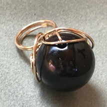 Estate Super Large Black Plastic Bead Wrapped in Goldtone Wire Ring Size 7 – top - £10.46 GBP
